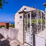 Apartments Stella - Three-Bedroom Apartment With Balcony And Terrace