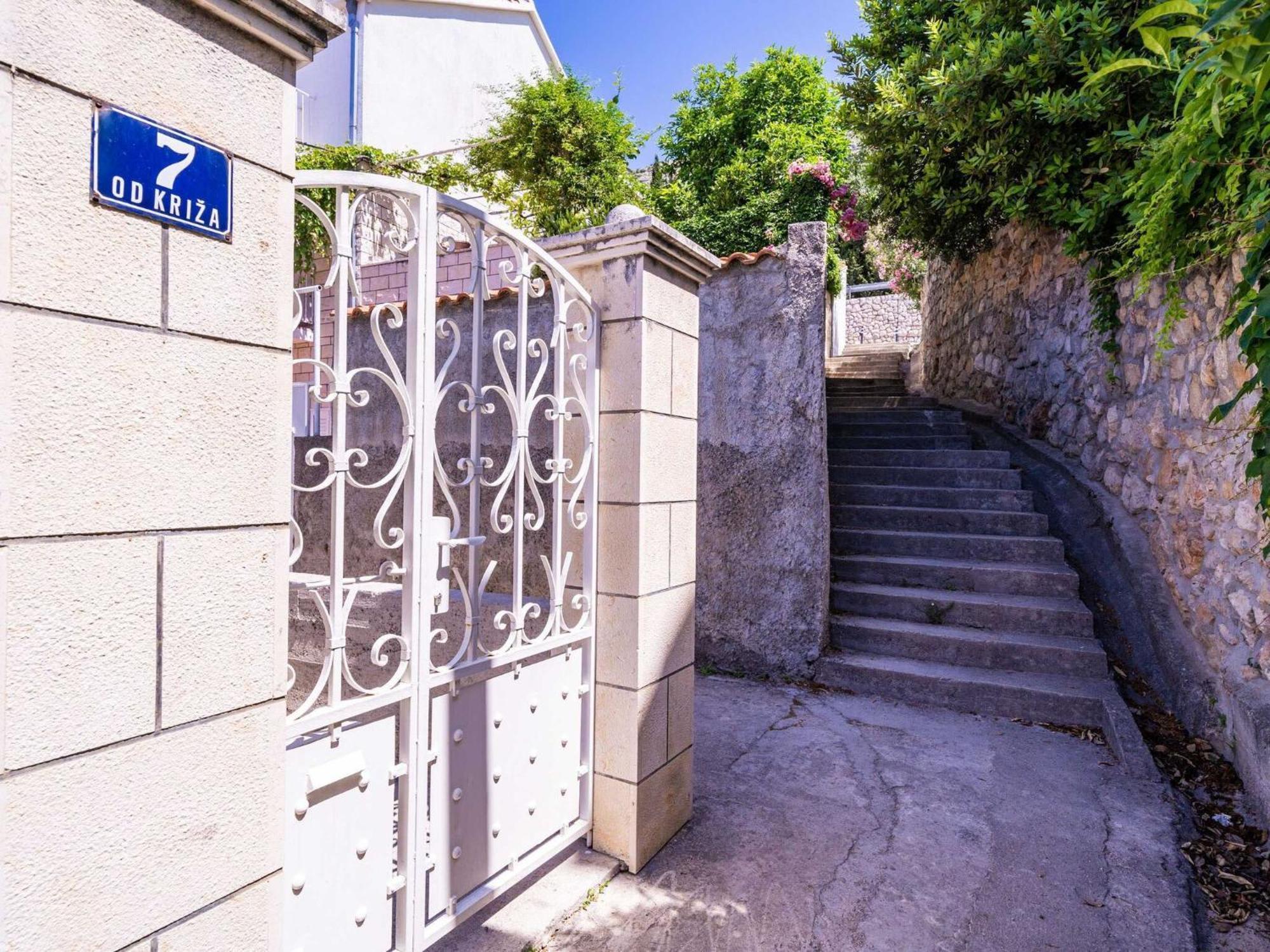 Stella - Three-bedroom With Balcony And Terrace Apartment