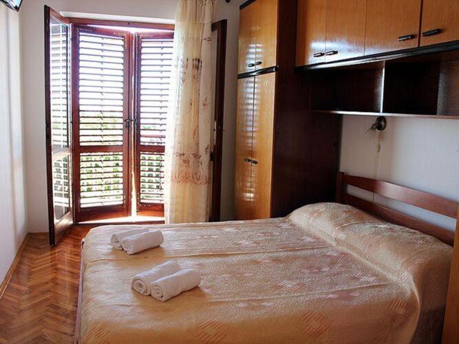 Stella - Three-bedroom With Balcony And Terrace